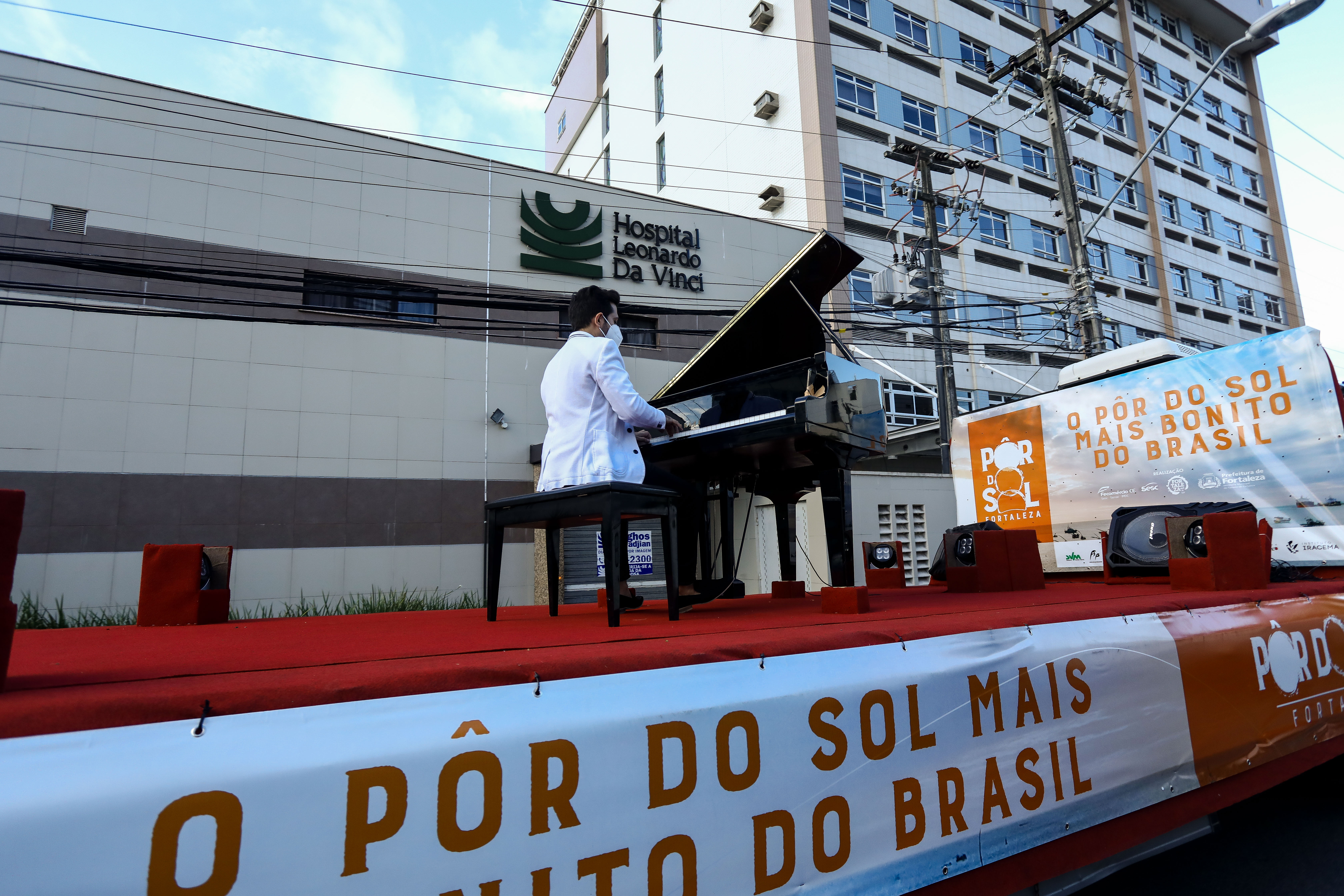 um homem tocando piano